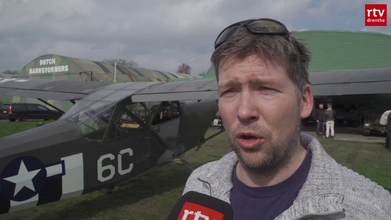 Historisch vliegtuig Stinson L5 vliegt weer boven Hoogeveen