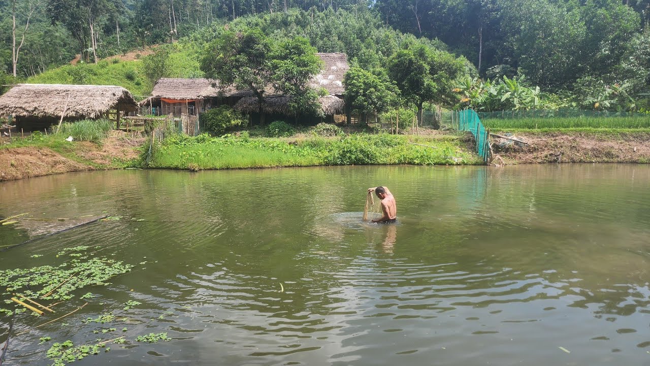 Ăn rằm tháng 7 người Tày Cá to vịt suối cùng Thông Minh trưởng thôn Bản Lủa. Nguyễn Tất Thắng