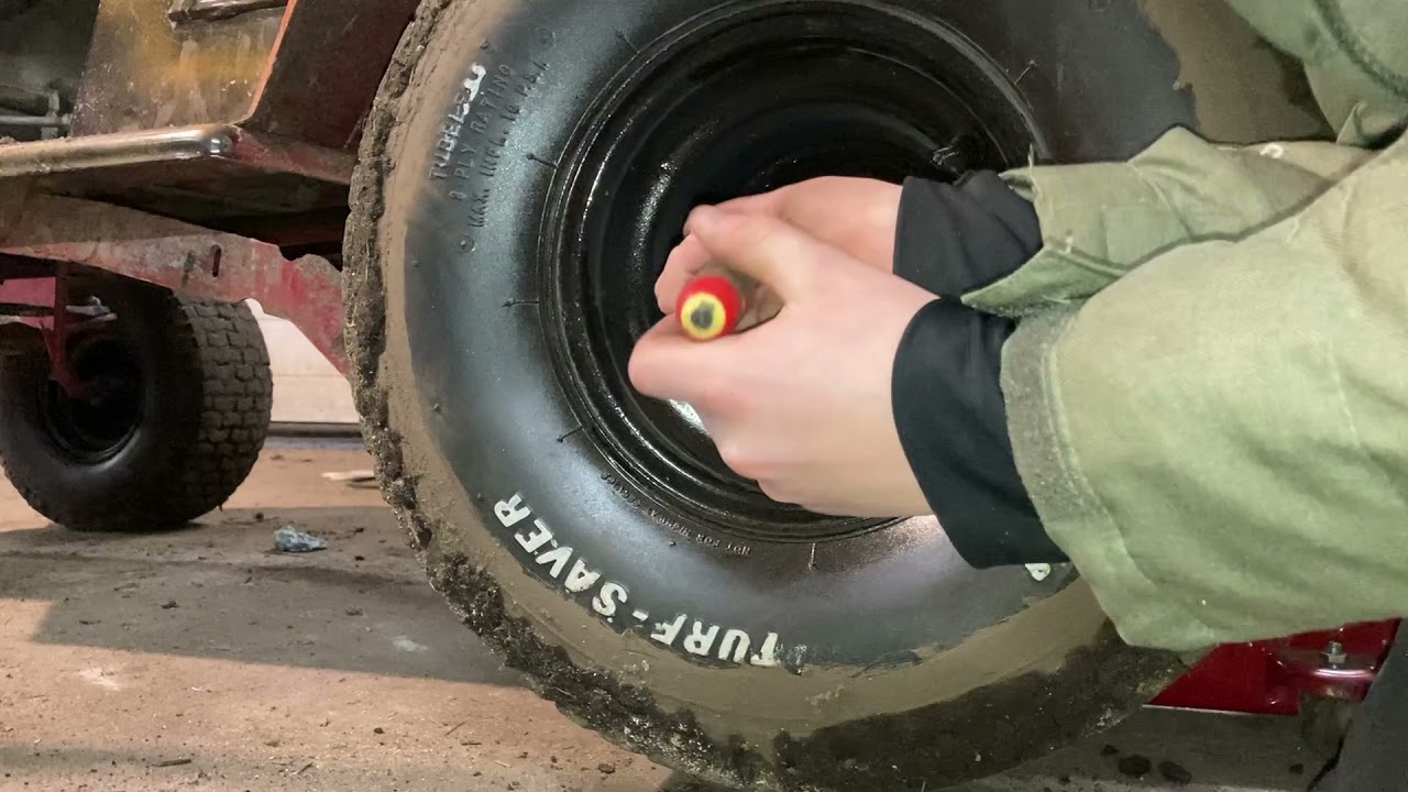 havetraktor fusk del 2, skifter dæk og maler texas. optagelser blev væk fra malingen [dansk]