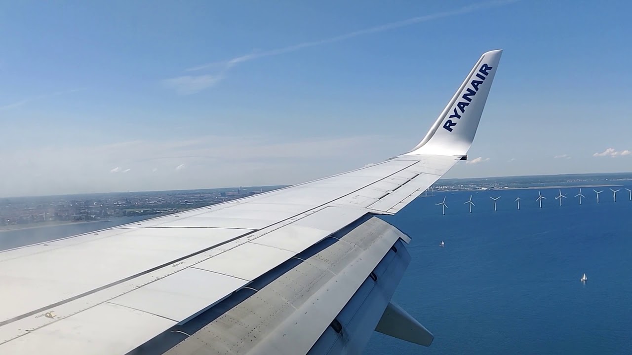 Ryanair 737-800 Sunny Landing at Copenhagen Kastrup Airport