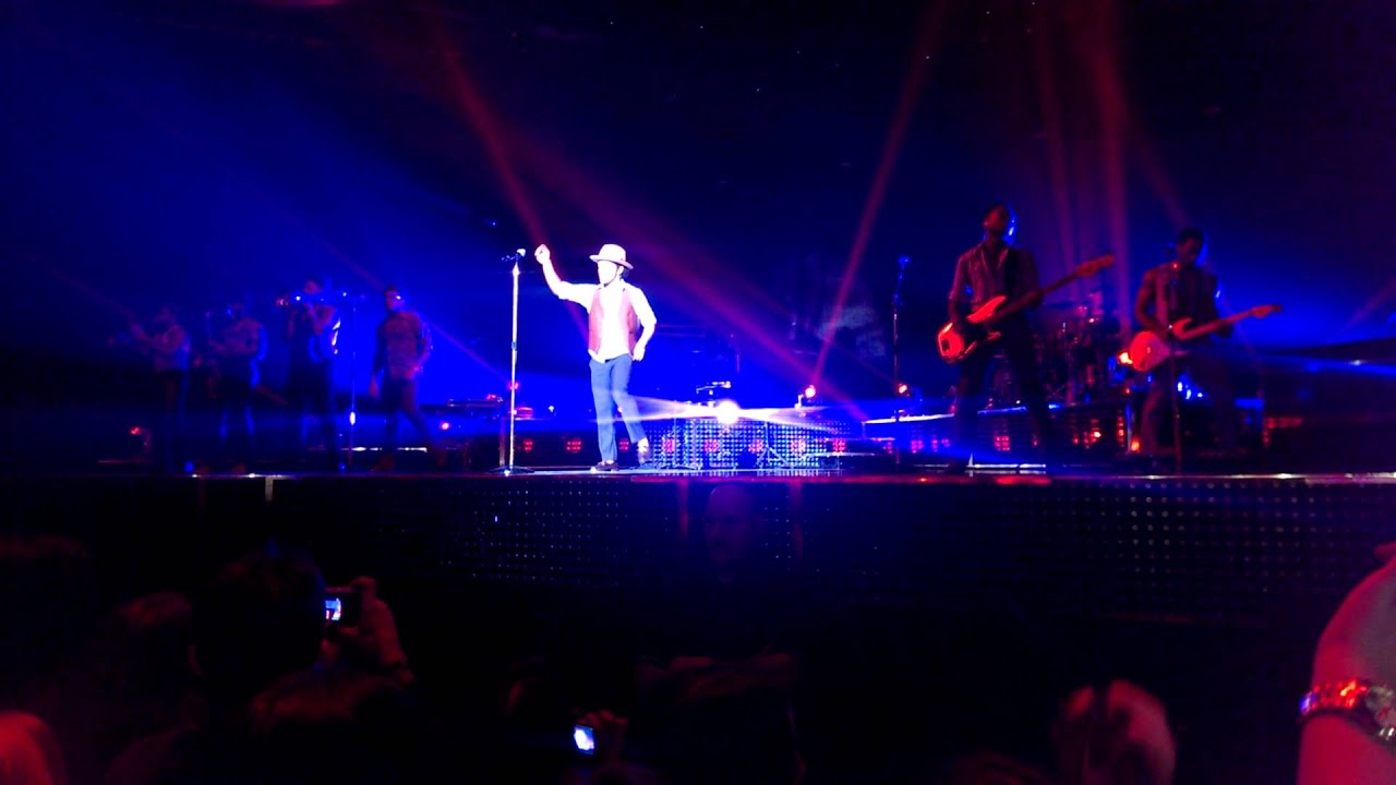 Bruno Mars - Show me ( live in Madrid)