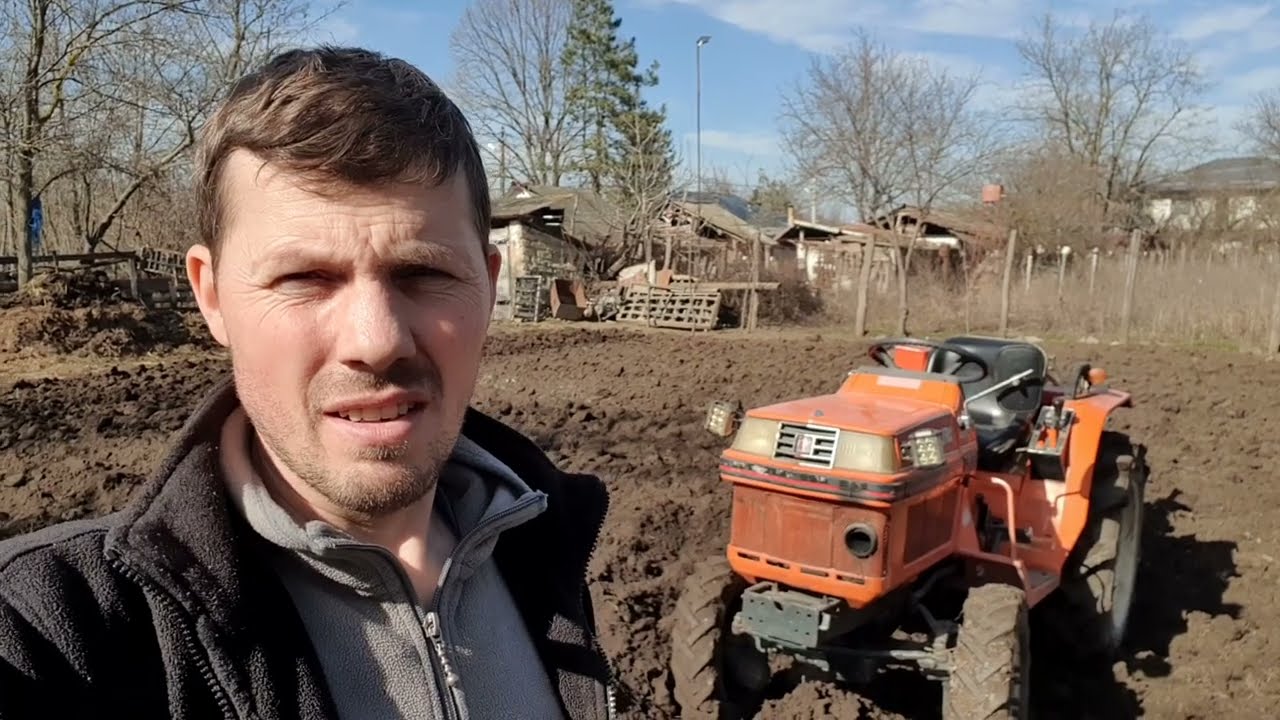 Arăturat de primăvara tractoras de gradina kubota b1-16 bulltra