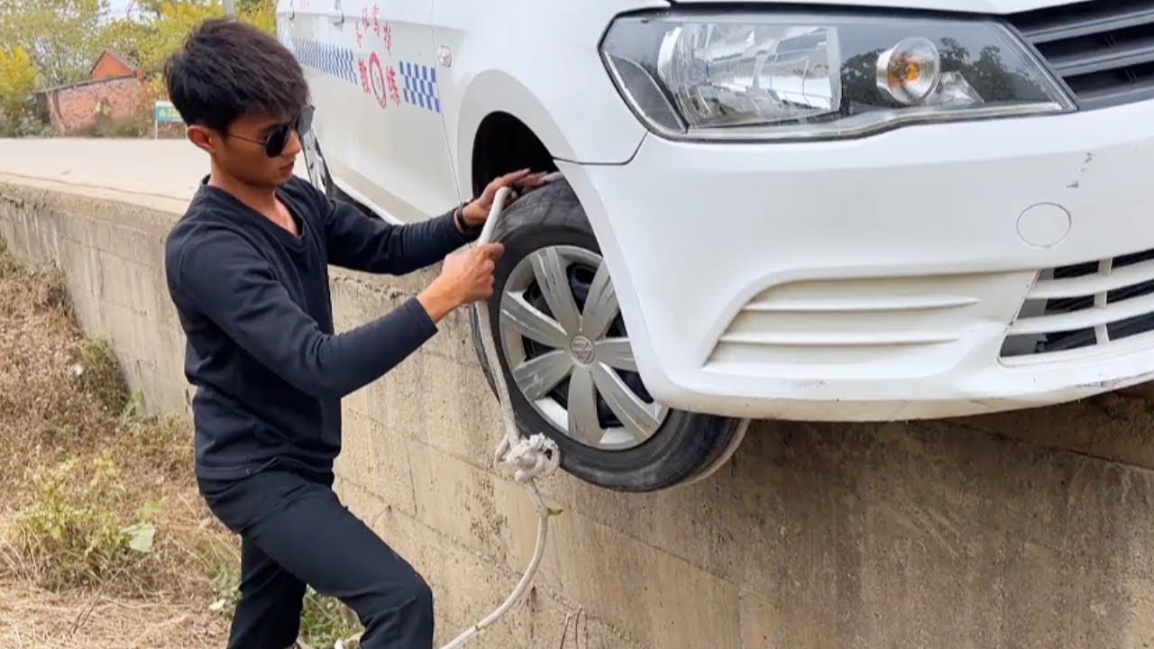 Car Wheels Fall Into The Road, Experienced Driver Teaches You How To Use A Rope To Save Yourself