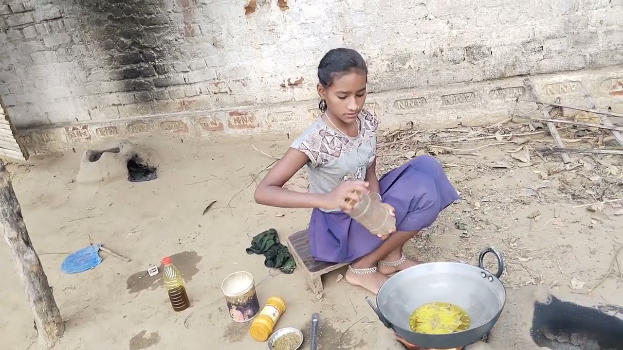 aaj ghar mein koi nahin tha akele humko khana banana pada.. Neelam Nigam