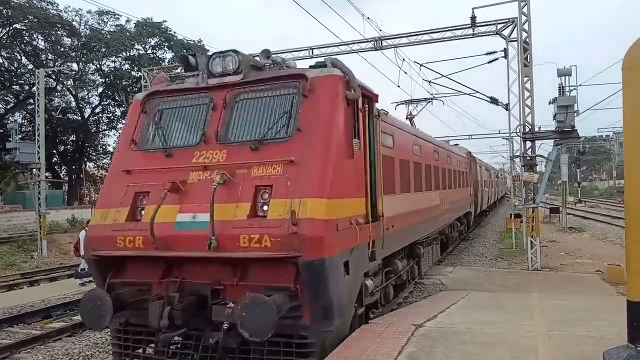 17210 - Kakinada Town SMVT Bengaluru Sheshadri Express Arrival @Whitefield Railway Station