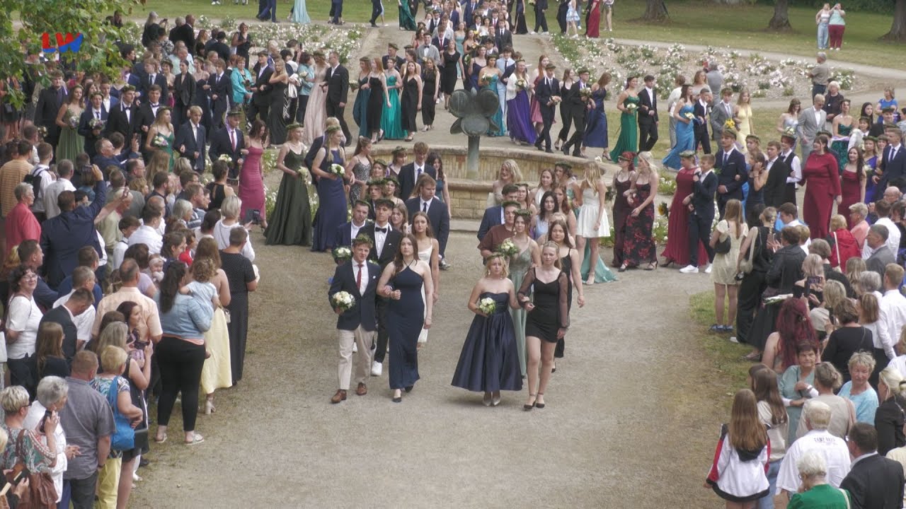 Elsterwerda: Bekränzung der Abiturienten - LAUSITZWELLE