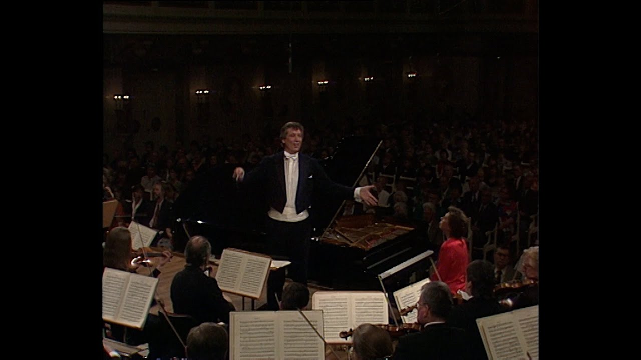 Dinorah Varsi plays Mozart Piano Concerto KV467 (Live recording)