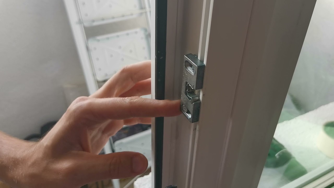 Как установить ручку и стопор в балконную дверь