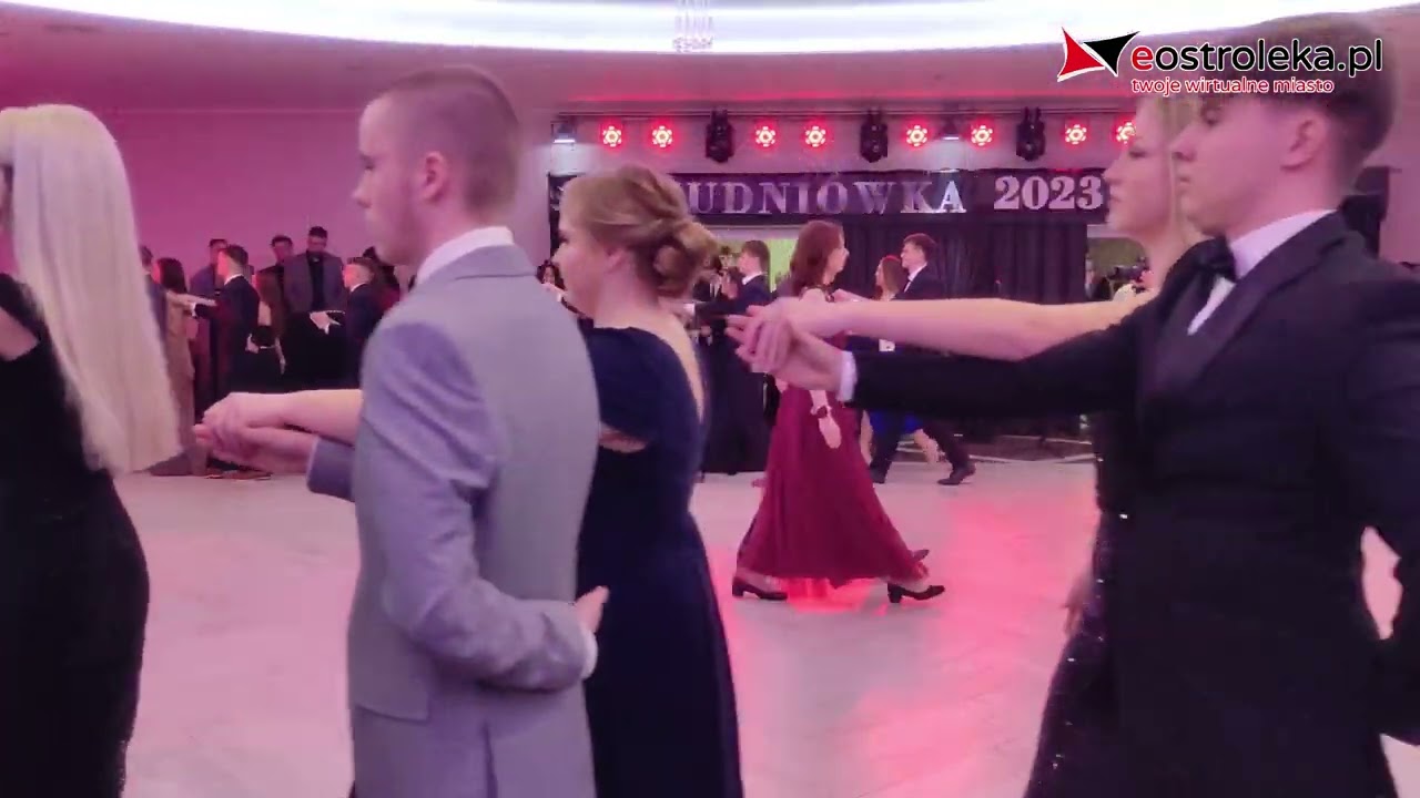 Studniówka 2023. Bal maturalny III LO w Ostrołęce - polonez