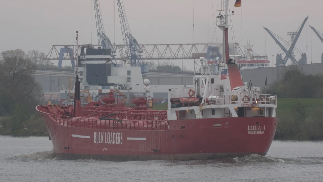 Historisches Frachtschiff Lola-1 (erbaut 1967) läuft in Bremen ein (28.10.24)