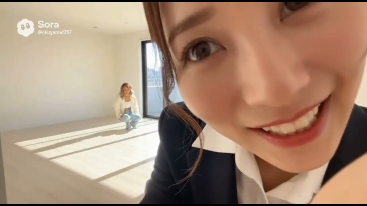 「隣の部屋にいるのに。」“Even though she’s in the next room.”