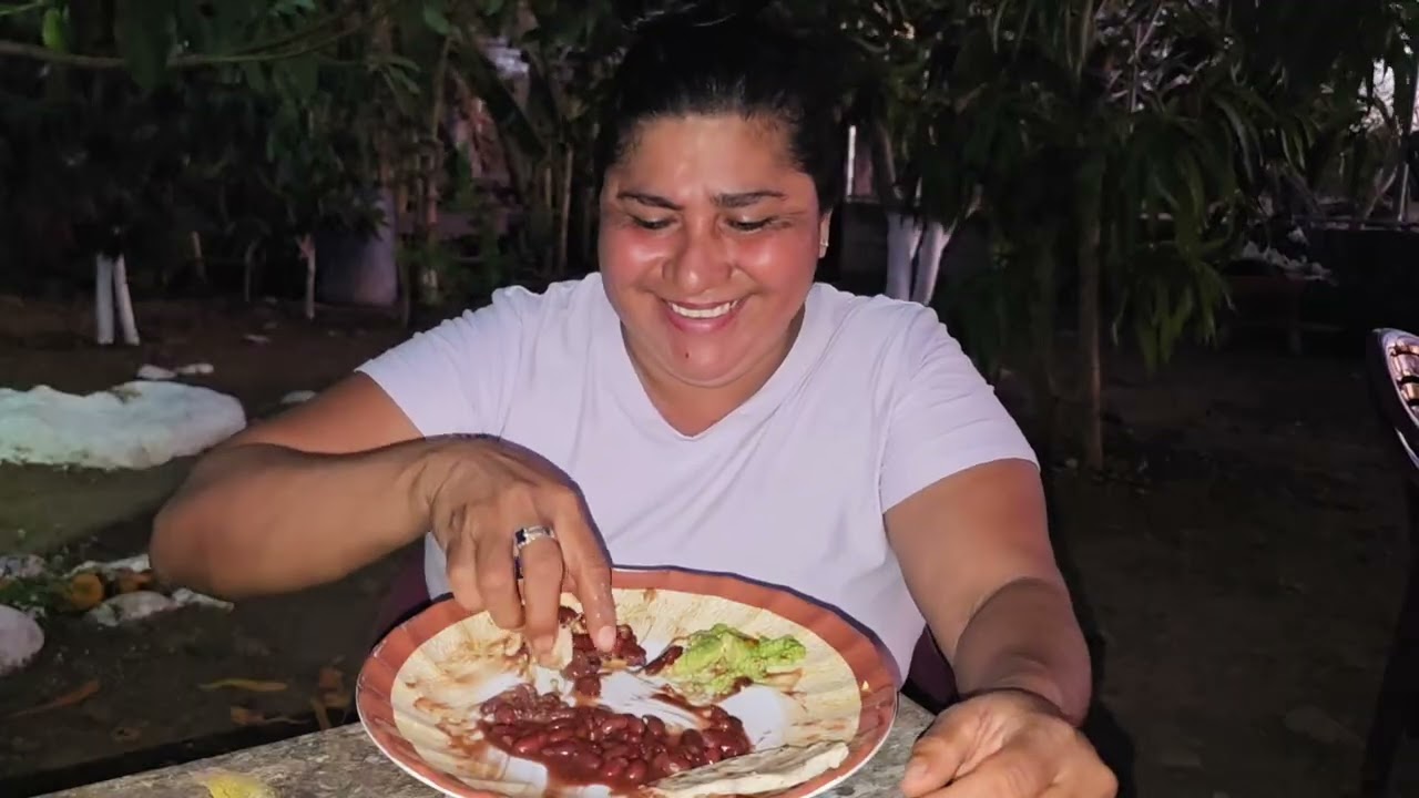 Cuando me dejan sola en mi nueva casita la paso asi🤗🤗