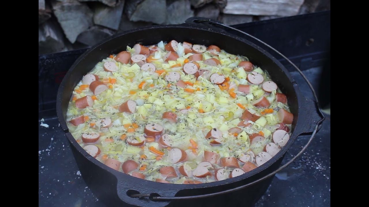 Omas deftige Kartoffelsuppe aus dem Dutch Oven