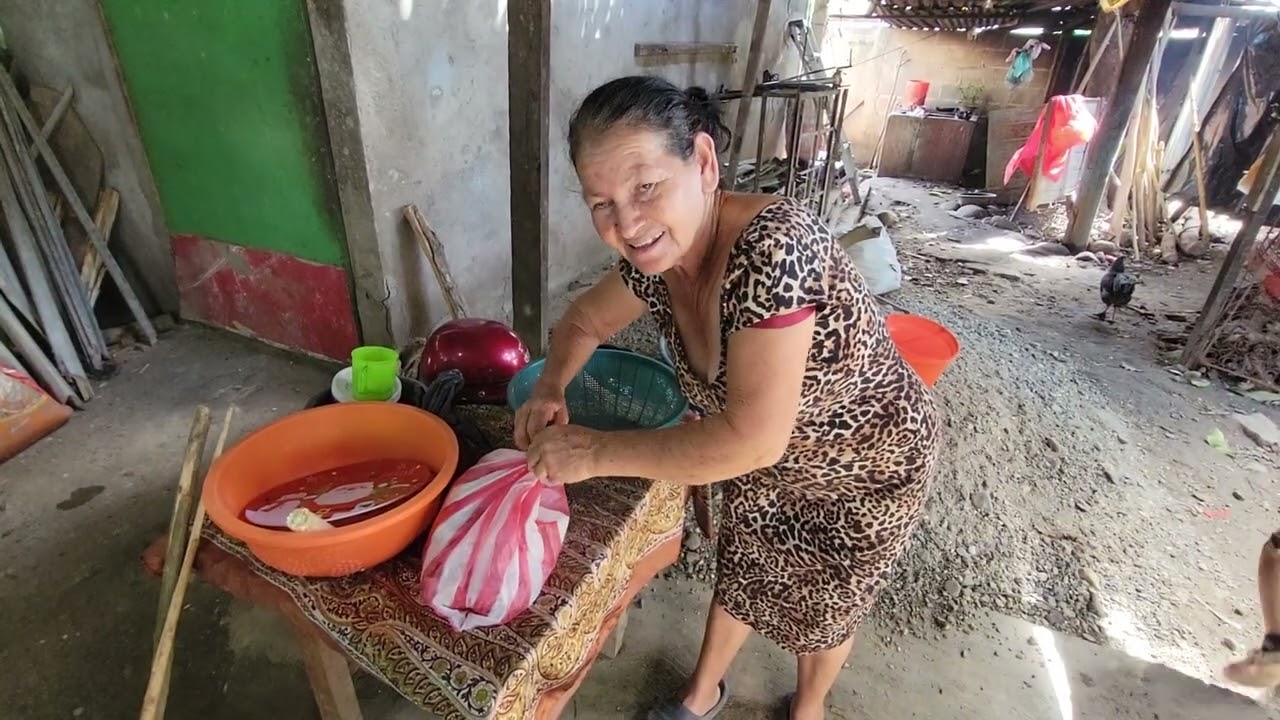 Guerita03 bendice adoña paolita y apanchita con tamales y paolita dise que están Ricos 😋 
