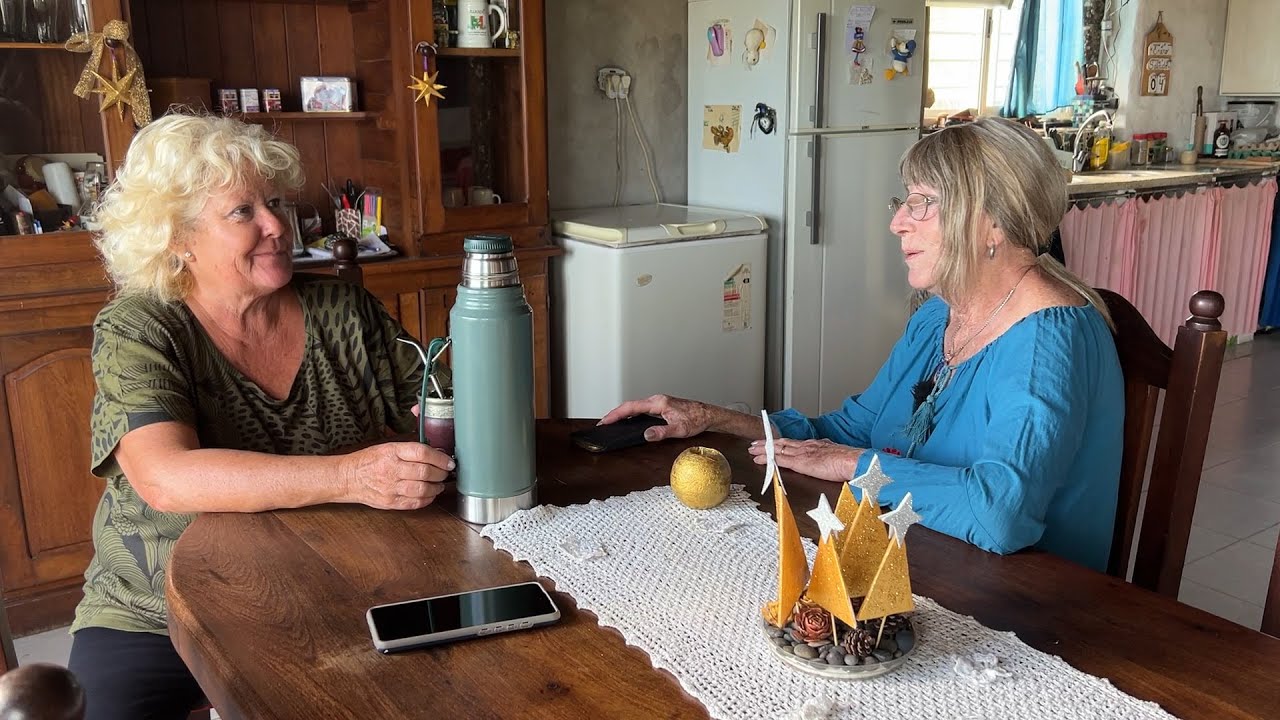 ELINA NOS CUENTA COMO HIZO SU CASA CON 14.500 BOTELLAS! VIVE FRENTE AL MAR EN UN PUEBLO DE NECOCHEA