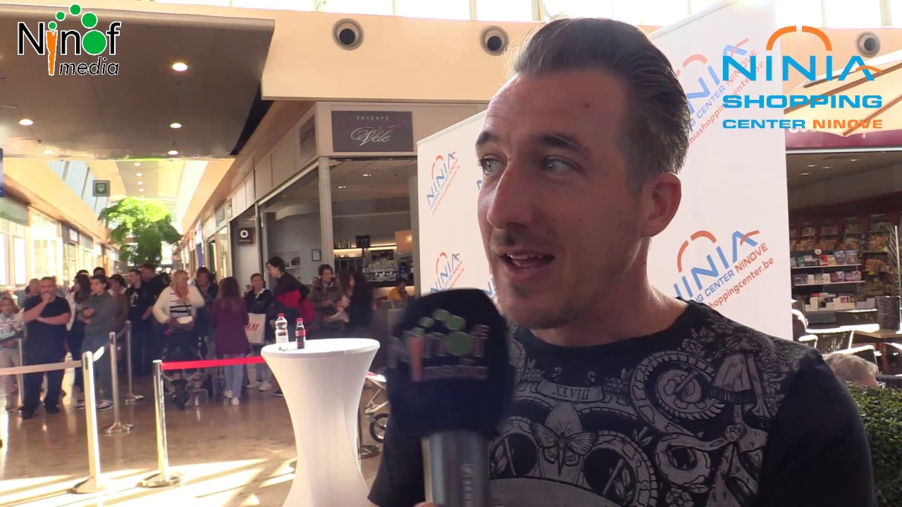 Koen en Tineke  uit de Buurtpolitie bezoeken Ninia Shopping Center