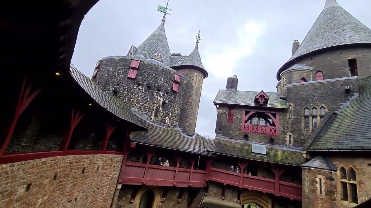 Сказочный замок Кох (Castle Coch) - средневековая фантазия аристократа и талантливого архитектора.