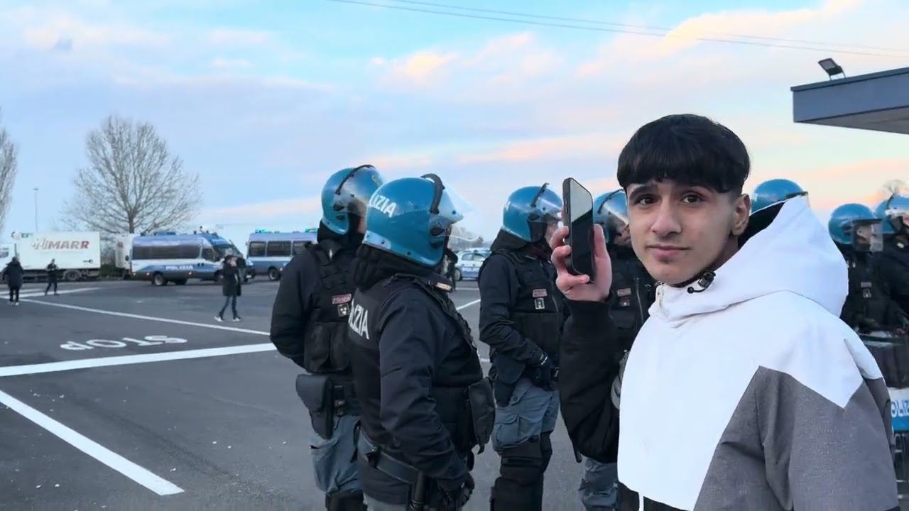 Workers in Italy stand up to the police for their rights