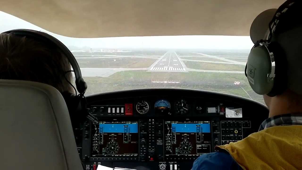 DA-40 TDI landing BIKF