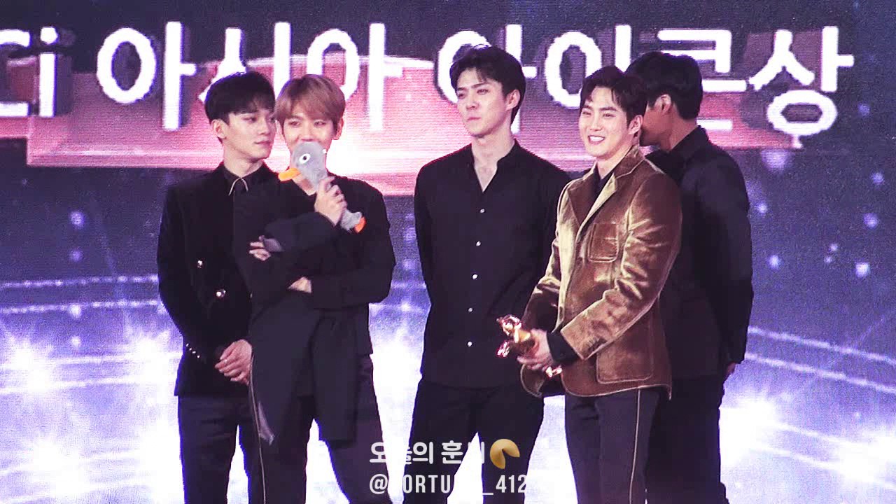 170114 EXO GDA CECI ASIA ICON, 후니의 위풍당당 트로피 수상 + 준면이가 세훈이 팔에 트로피로 콕콕! 후니는 아프다구 -n-