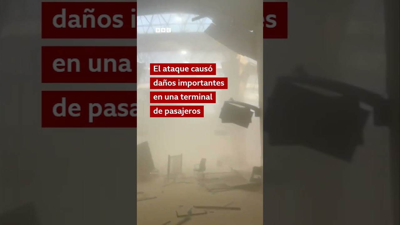 El momento en que un dron iran&iacute; impacta en el aeropuerto de Kuwait