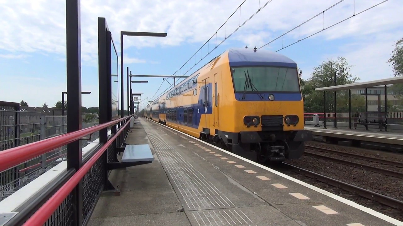 DDZ 7544 komt aan op station Almere Muziekwijk
