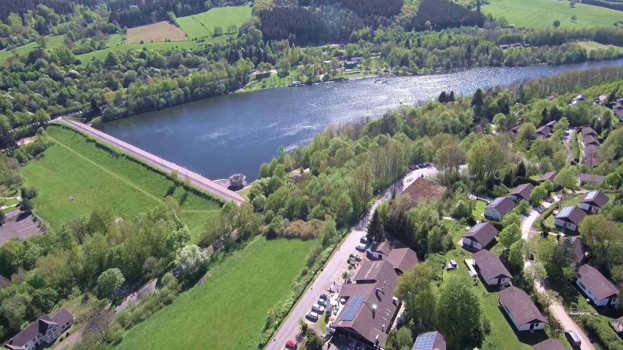 Sehenswürdikeiten der Eifel Kronenburger See (4K Drohnenflug)