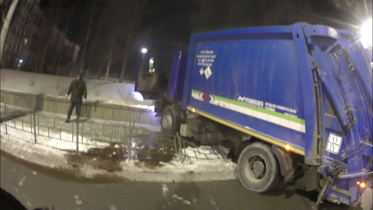 Жесткий таран автобуса мусоровозом. ДТП.