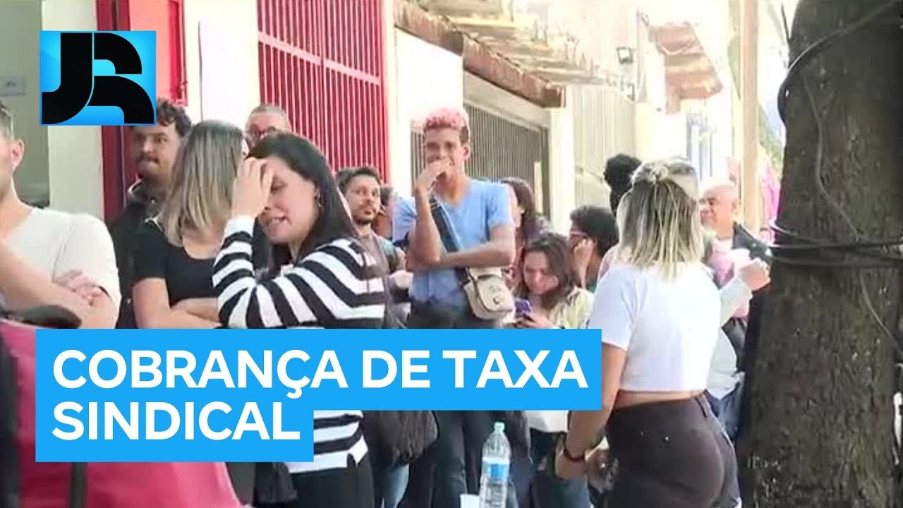 Trabalhadores enfrentam horas na fila para cancelar cobrança de taxa sindical em SP