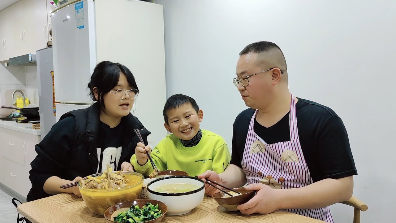 小伙见母子俩晚饭随意，亲自下厨做了啥菜，出锅一家三口吃的开心