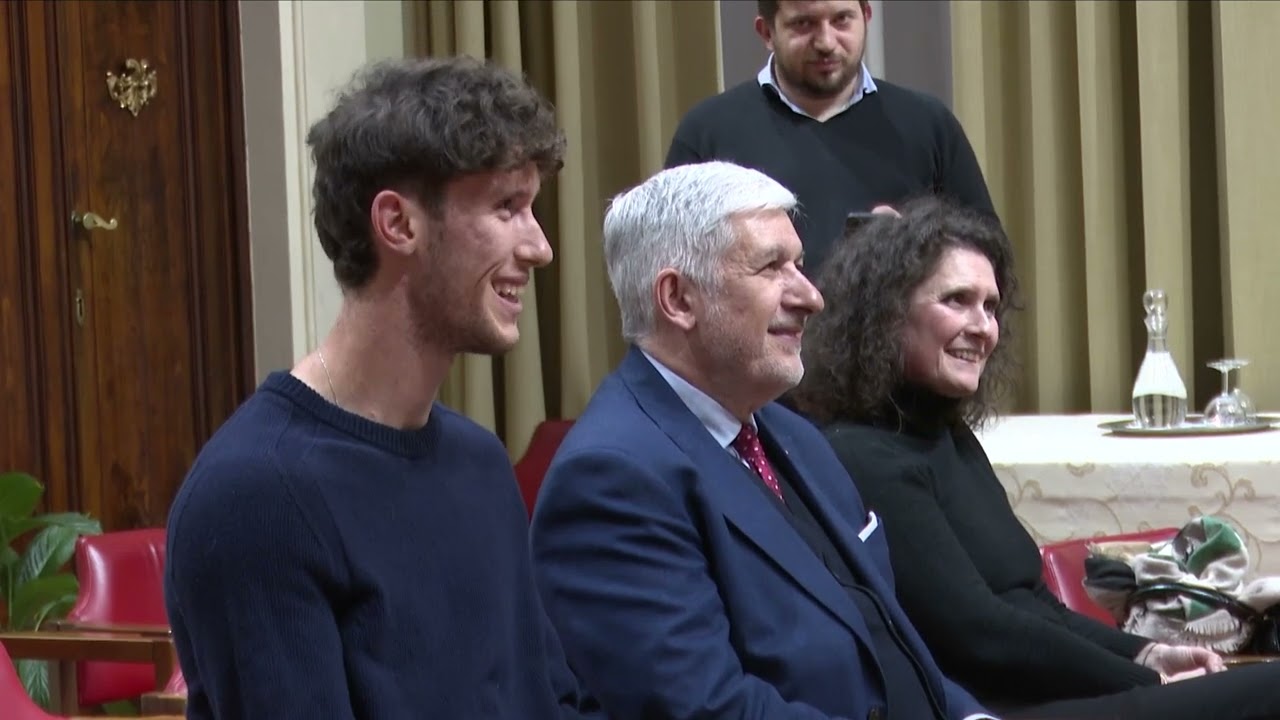 Francesco Maestrelli riceve le Ali del Pegaso dal Consiglio regionale