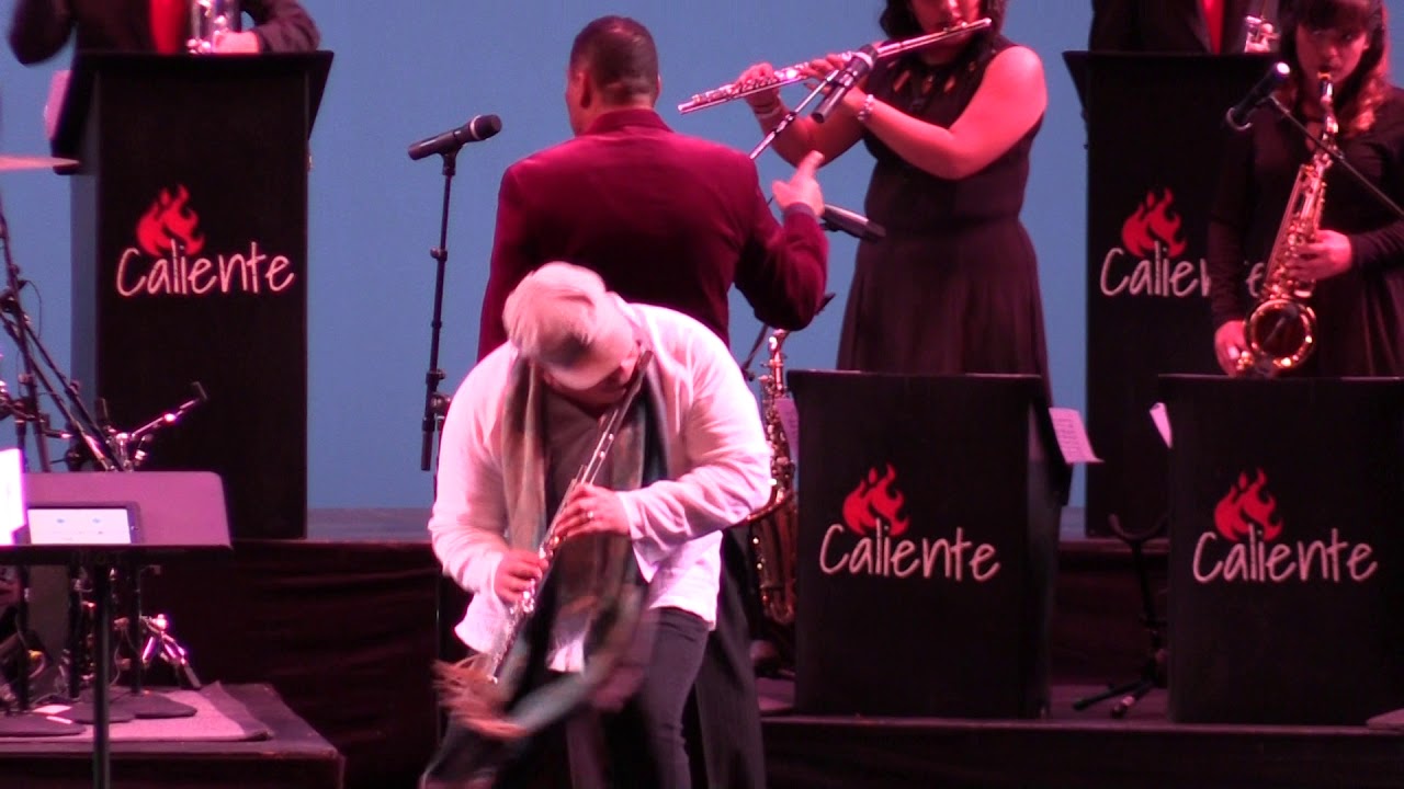 Caliente performing Esta Noche with Jose Valentino