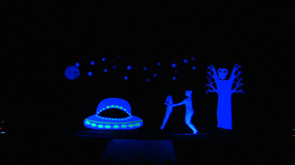 Black-light theatre - Light touch of the Universe