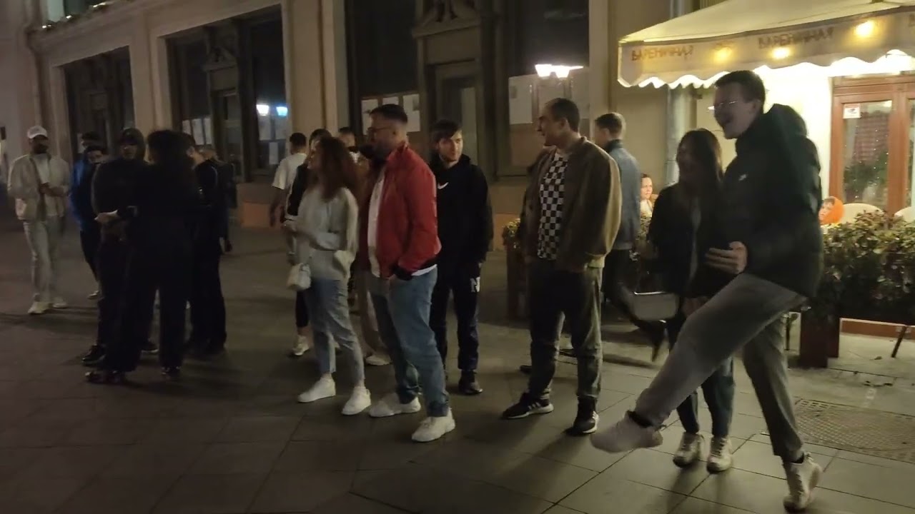 Нервы — Вороны - Кавер песни спела с болью и отчаянием в голосе девушка на Никольской улице #Moscow