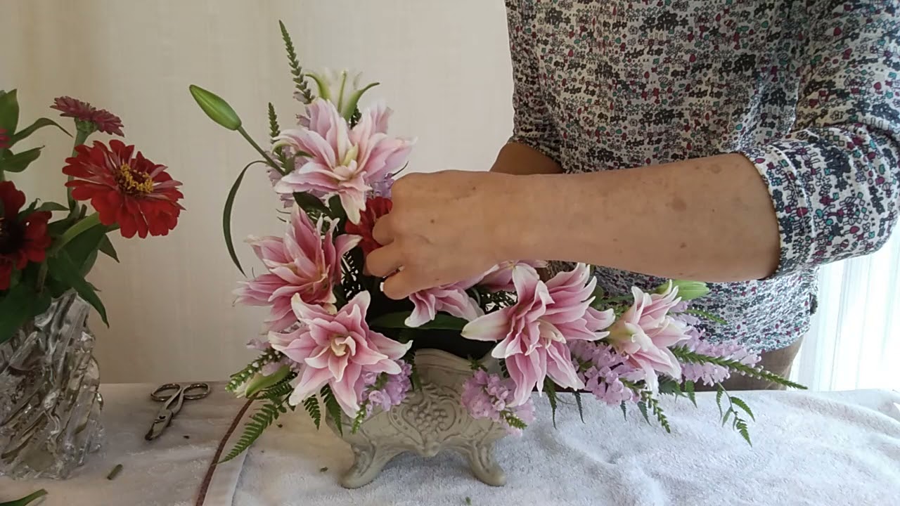 L シェイプアレンジメント　八重のユリを使って