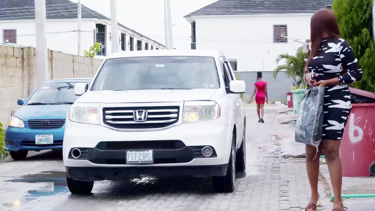Billionaire Lady Left Home To Live Like A Homeless On The Street And Find A Good Man To Love