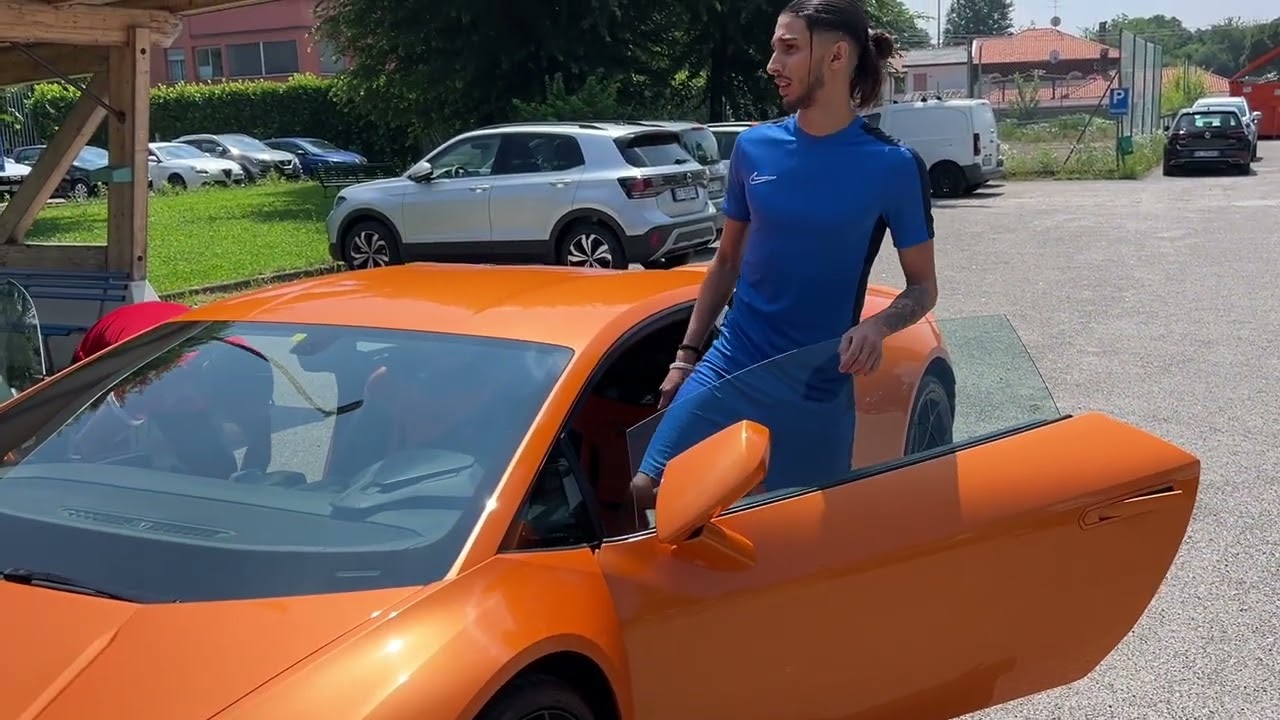 Baby Gang lascia il carcere di Busto Arsizio in Lamborghini