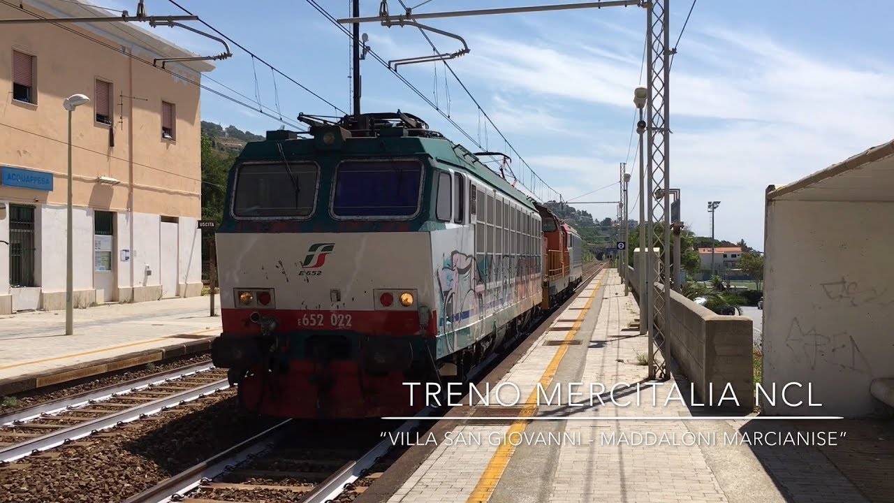 Treni in transito nella fermata ferroviaria di Acquappesa (CS)