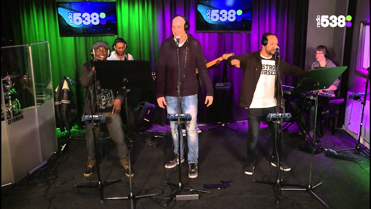 Lange Frans & De Songrapers - Uit Je Naad In De Club - (Live bij Ruuddewild.NL)