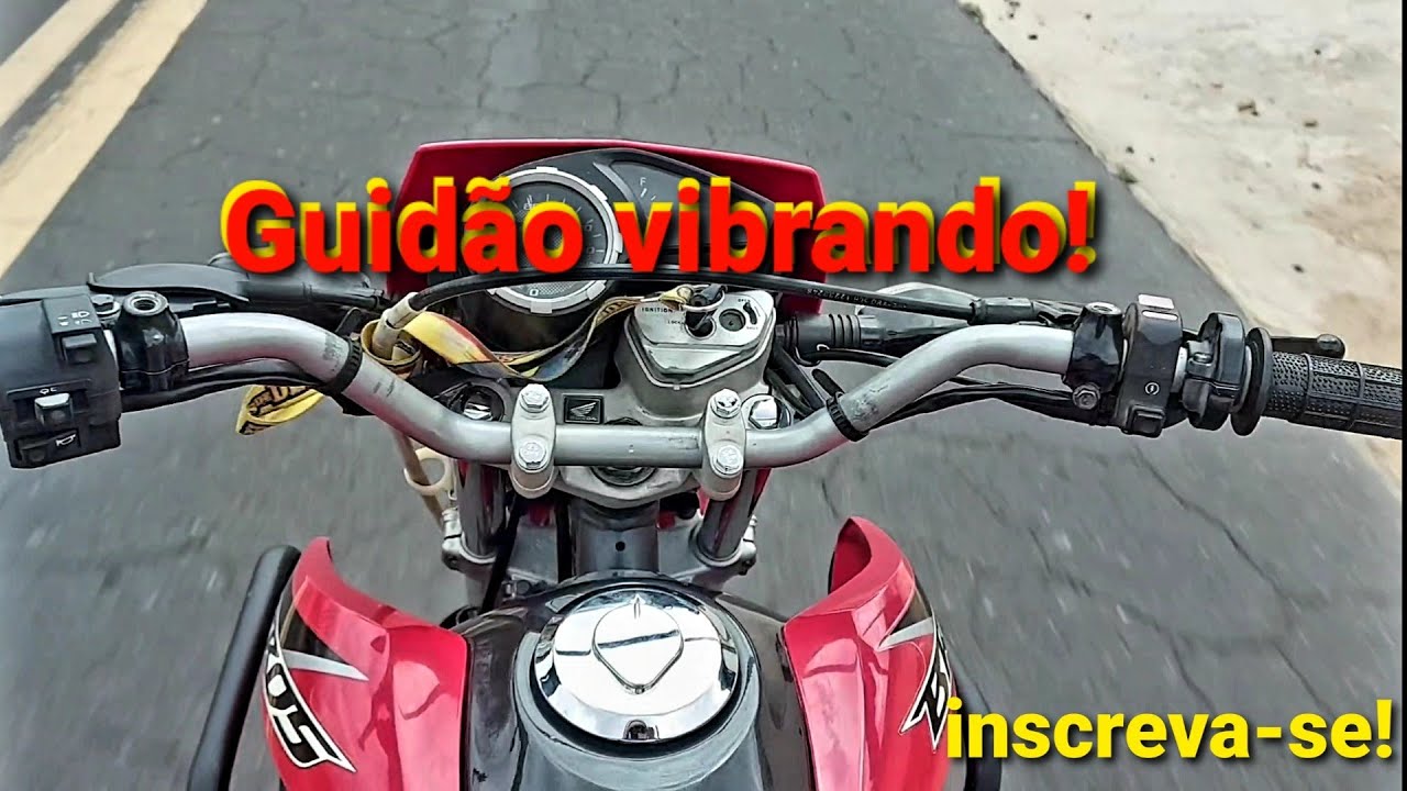 Moto vibrando o guidão ao rodar na pista.