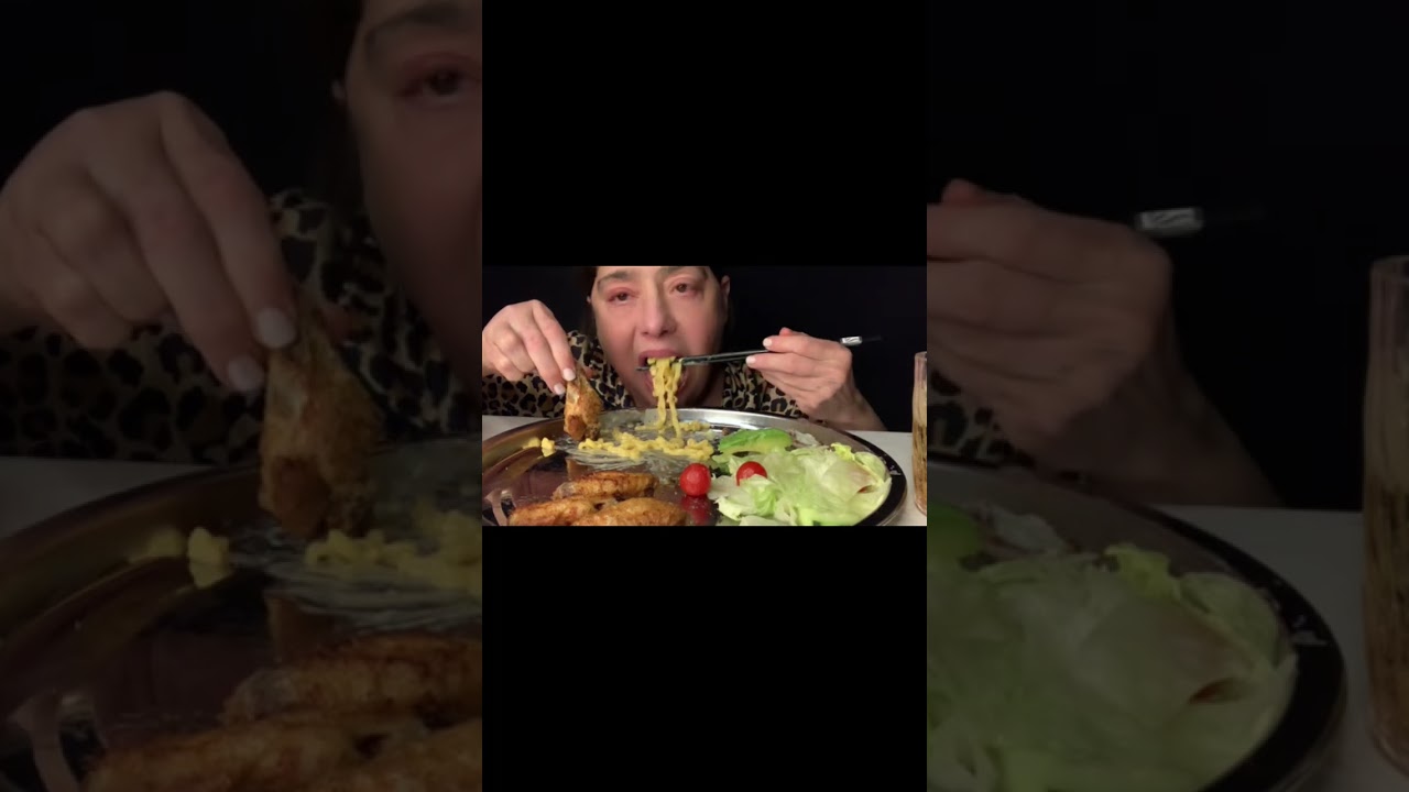 CHICKEN WINGS, CHEESY RAMEN AND AVOCADO WITH SALAD