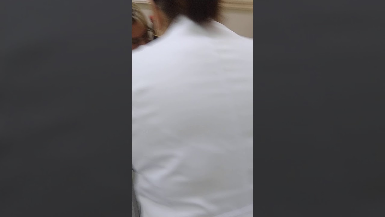 manuella tirando sangue sem chorar 🤔