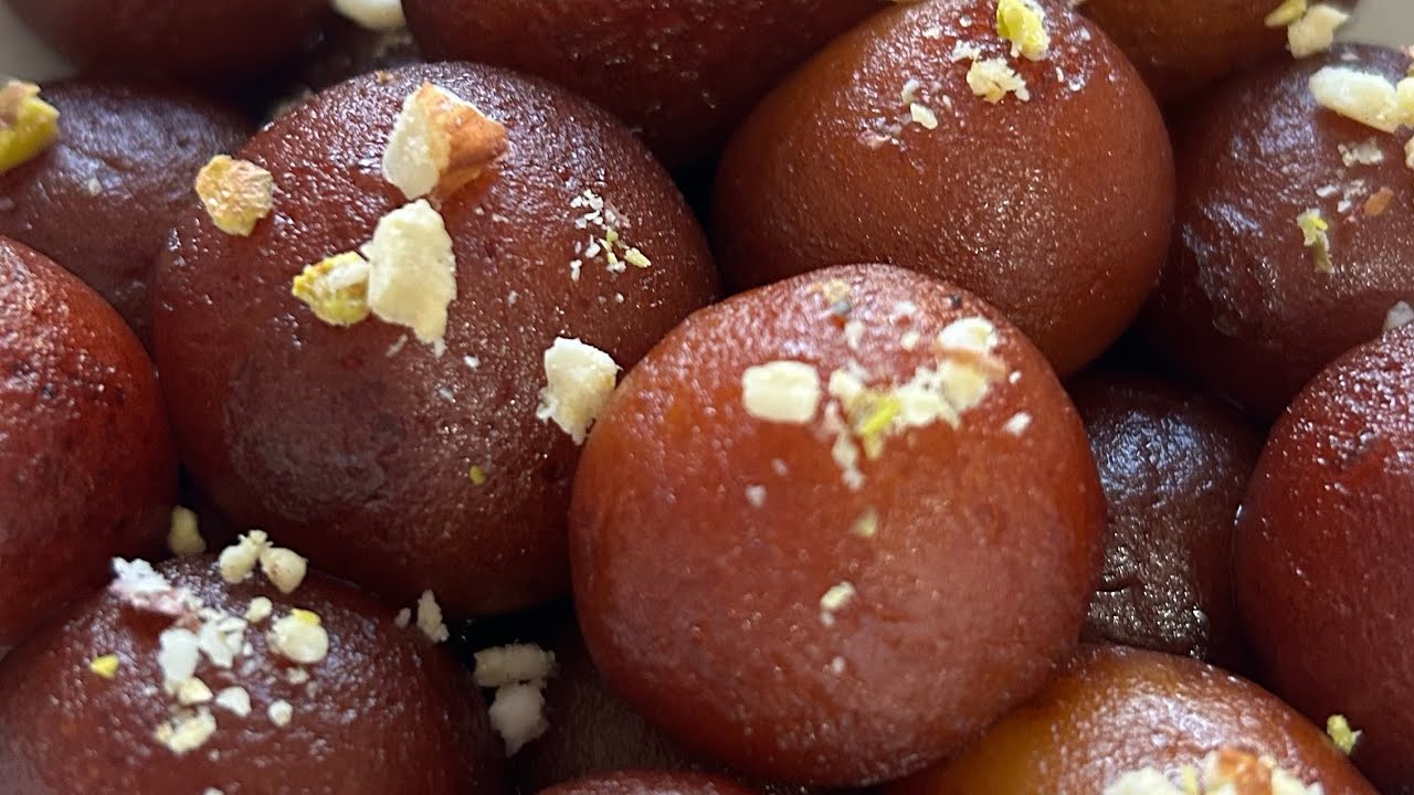 Gulab jamun होली के मौके पर घर पर ही नरम और स्वादिष्ट गुलाब जामुन बनाएं और त्योहार की मिठास बढ़ाएं