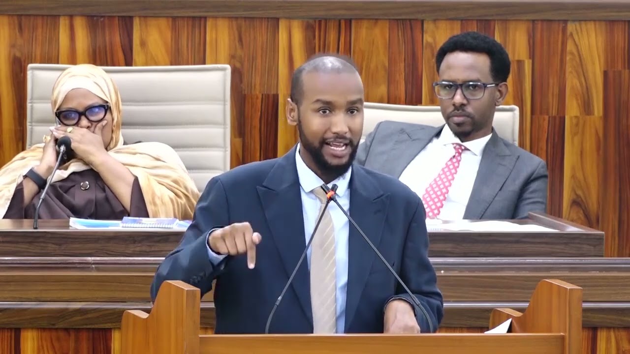 Hadal jeedintii maanta Xildhibaan Maxamed Xasan Maxamed, kaas oo labada gole ku soo gabagabeeyeen