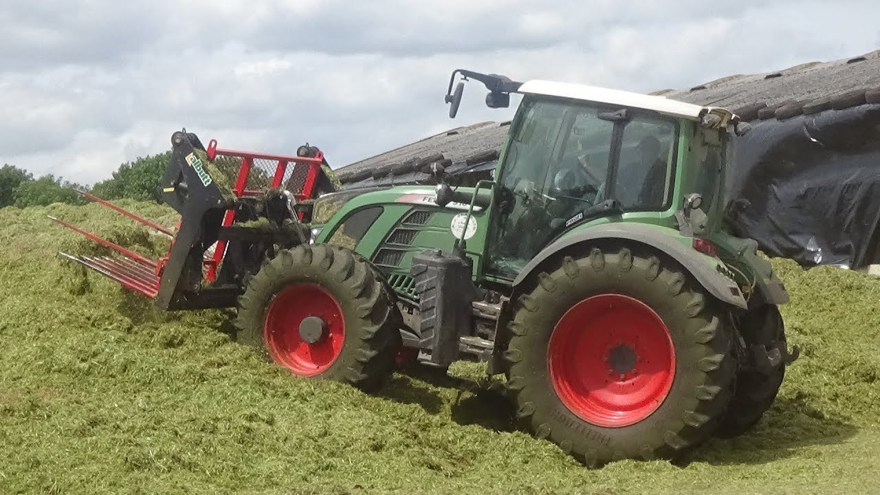 On the Clamp/ Pit - Buckraking Grass with Fendt 516 & Albutt plus JD tipping a load - Silage 2018