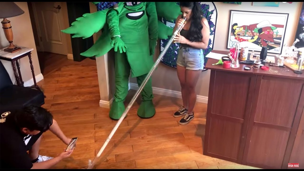 HUGE SMOKE SESH: 4-6FOOT BONG RIPS W/ DOPE AS YOLA, QUEENNCYN AND KRISTINRAYL!!! HRTV VLOG #1
