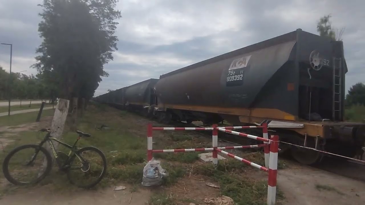 Largo tren cargado de NCA saliendo de Villa María Gravitacion rumbo hacia Rosario 