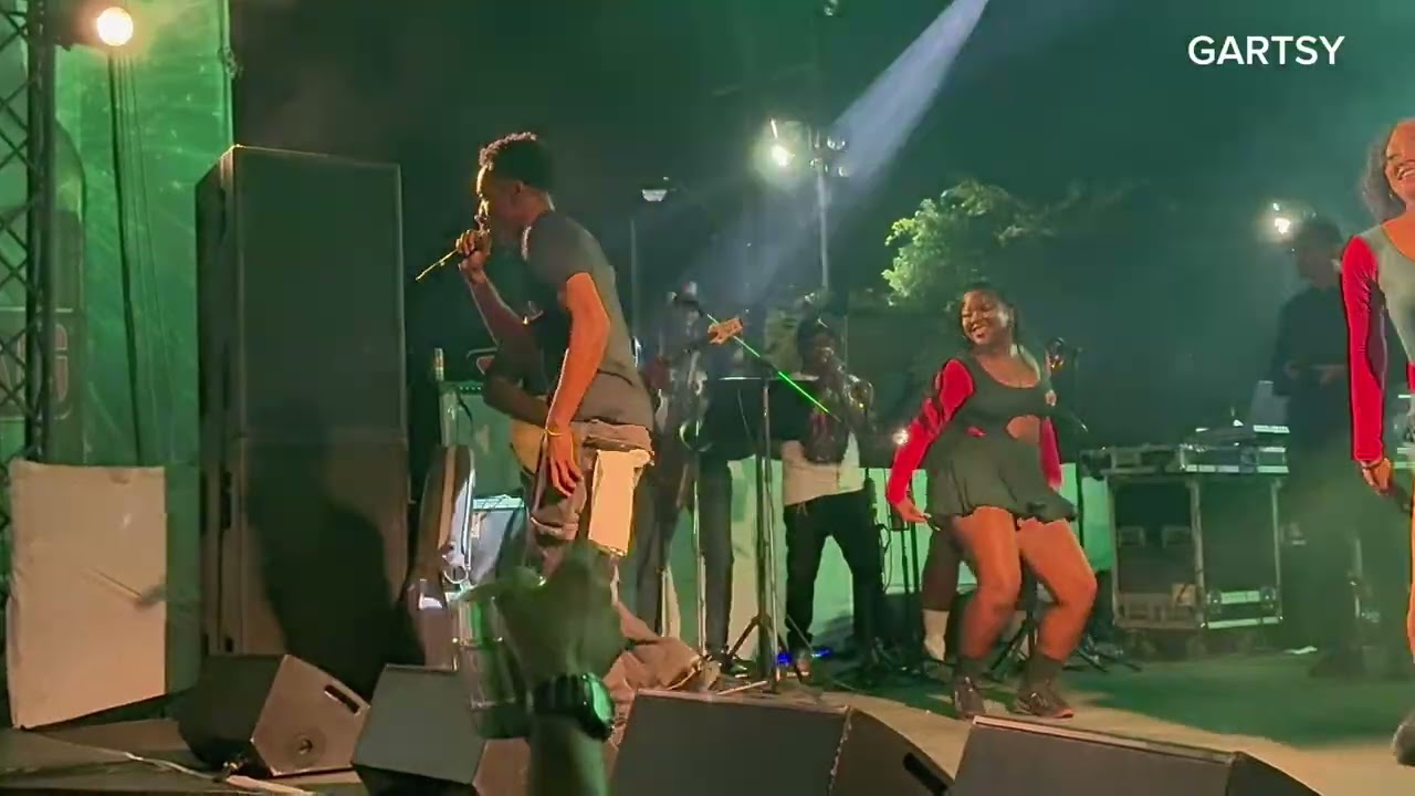 Выступление Микала Теджи на сцене Stag Stage в Вудбруке, Тринидад.