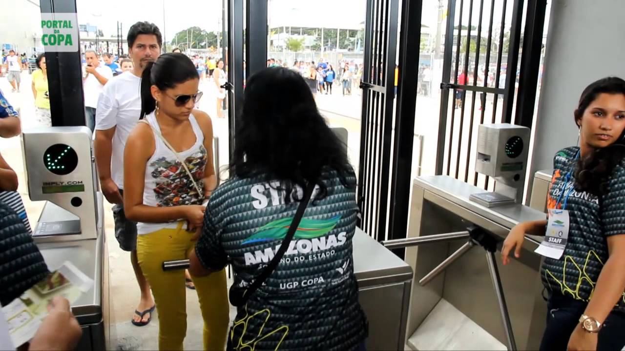 Arena da Amazônia - Torcedores e operários comentam a partida inaugural