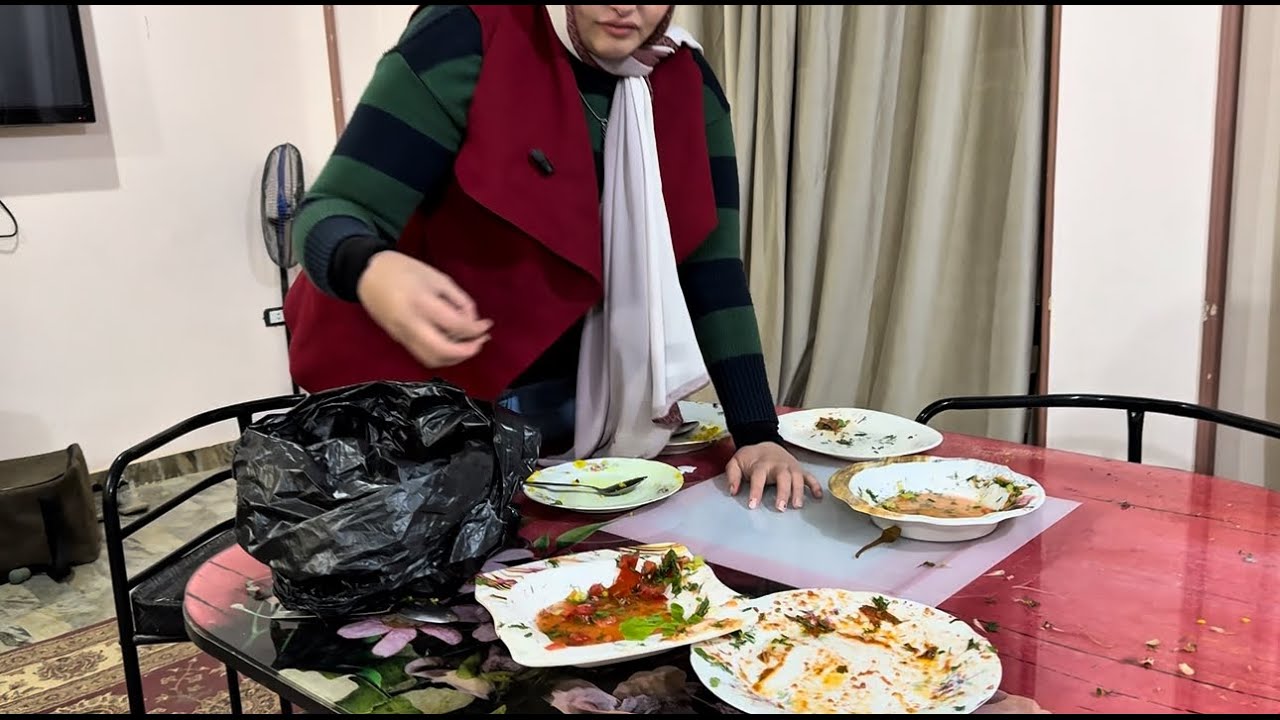 بتلم فضلات الاكل والشوك من بيت زوجها عشان تاكل امها بدل ما يرموه فى الزباله